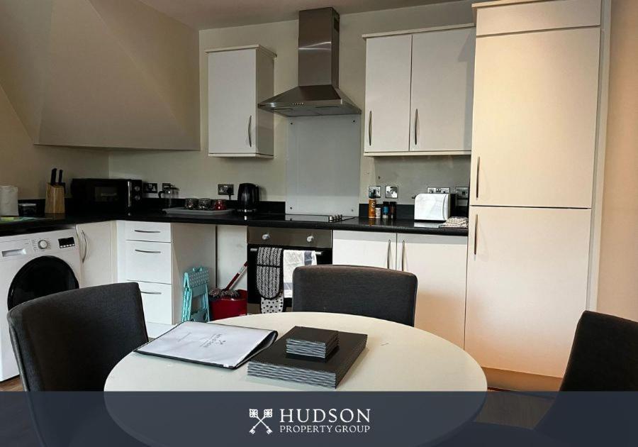 Central Townhouse With Parking Telford Exterior photo